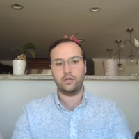 De gauche à droite : Anat Braslavski Ben-Menahem, Roye Ben-Menahem et Yael Braslavski, proches de l'otage Rom Braslavski, le 27 juin 2025. (Crédit : Capture d'écran vidéo)